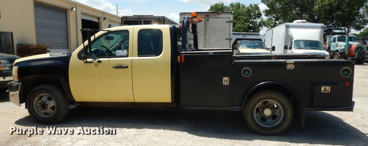 image for item DG6827 2009 Chevrolet Silverado 3500  Ext. Cab flatbed pickup truck