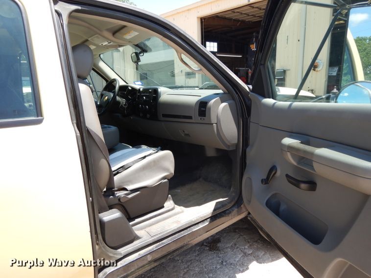 image for item DG6827 2009 Chevrolet Silverado 3500  Ext. Cab flatbed pickup truck