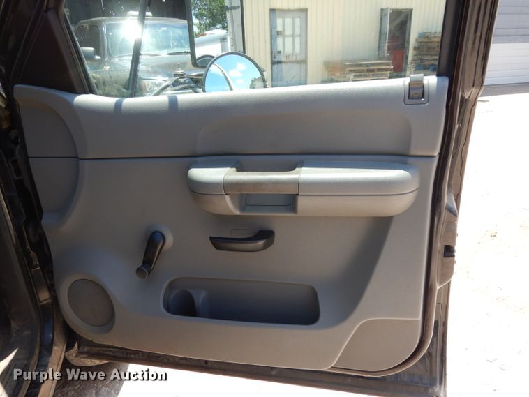 image for item DG6827 2009 Chevrolet Silverado 3500  Ext. Cab flatbed pickup truck