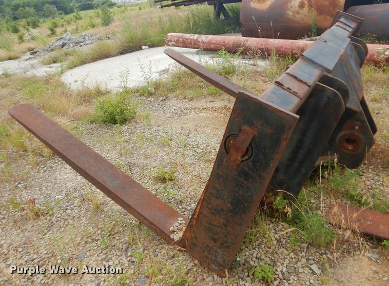 image for item DG8529 (2) sets of pallet forks