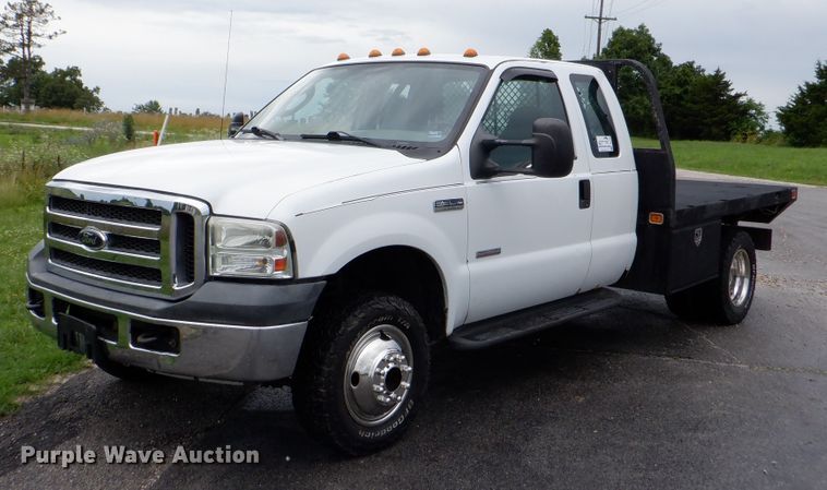 image for item DH1060 2006 Ford F350 Super Duty XL  SuperCab flatbed pickup truck