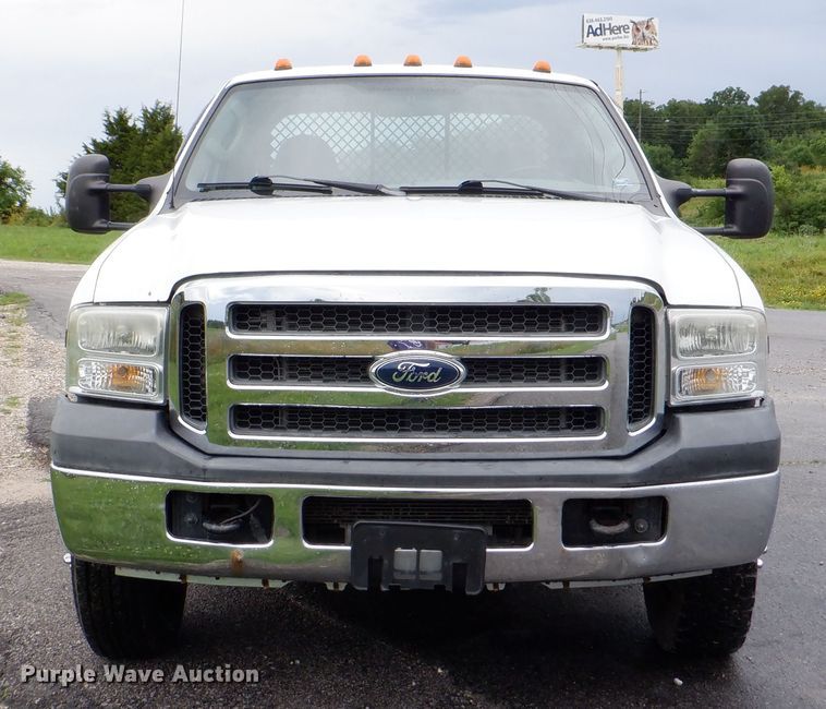 image for item DH1060 2006 Ford F350 Super Duty XL  SuperCab flatbed pickup truck