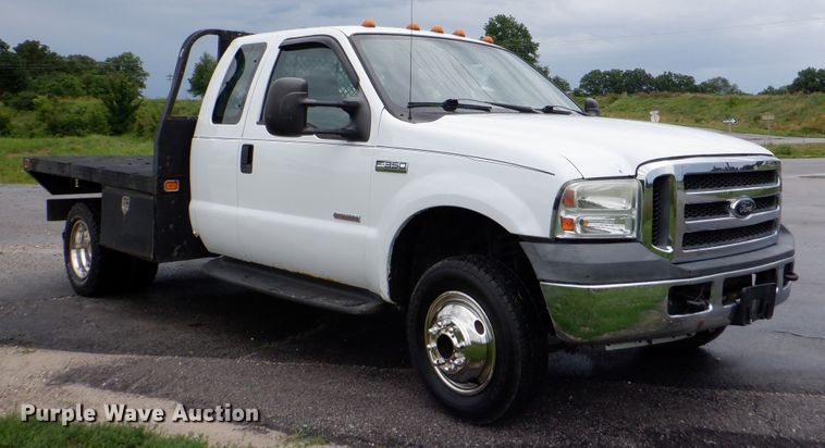 image for item DH1060 2006 Ford F350 Super Duty XL  SuperCab flatbed pickup truck