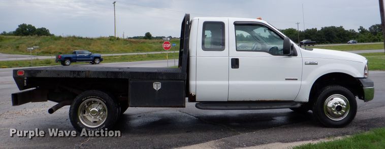 image for item DH1060 2006 Ford F350 Super Duty XL  SuperCab flatbed pickup truck