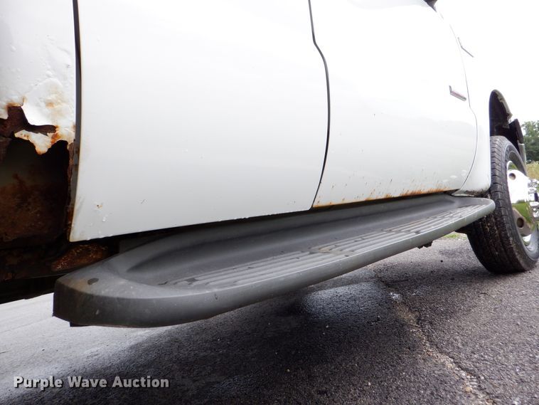 image for item DH1060 2006 Ford F350 Super Duty XL  SuperCab flatbed pickup truck