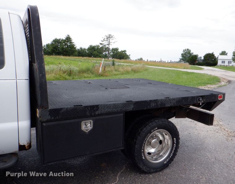 image for item DH1060 2006 Ford F350 Super Duty XL  SuperCab flatbed pickup truck