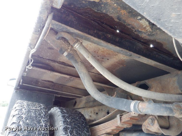 image for item DH1060 2006 Ford F350 Super Duty XL  SuperCab flatbed pickup truck