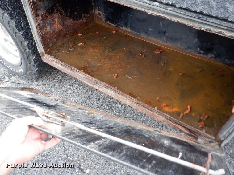 image for item DH1060 2006 Ford F350 Super Duty XL  SuperCab flatbed pickup truck