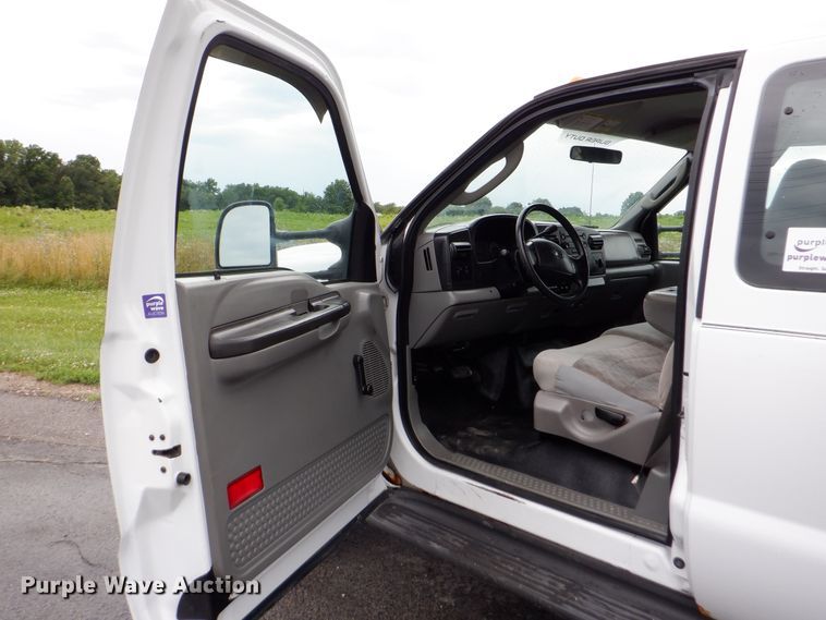 image for item DH1060 2006 Ford F350 Super Duty XL  SuperCab flatbed pickup truck