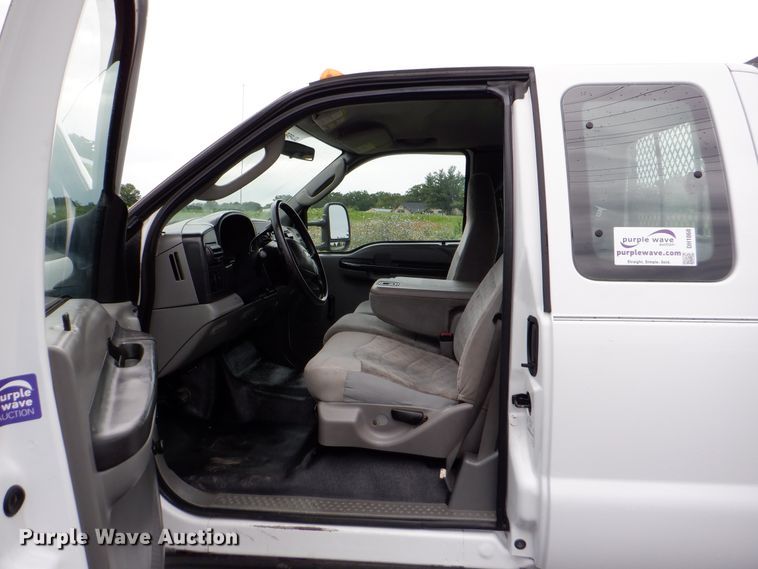 image for item DH1060 2006 Ford F350 Super Duty XL  SuperCab flatbed pickup truck