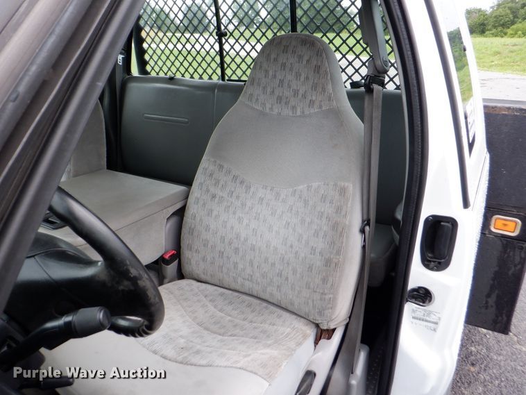 image for item DH1060 2006 Ford F350 Super Duty XL  SuperCab flatbed pickup truck