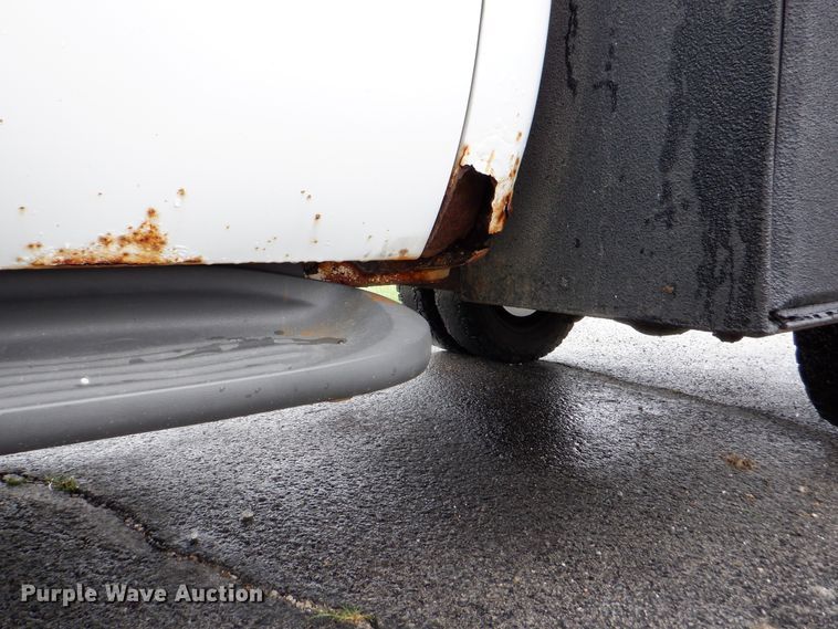 image for item DH1060 2006 Ford F350 Super Duty XL  SuperCab flatbed pickup truck