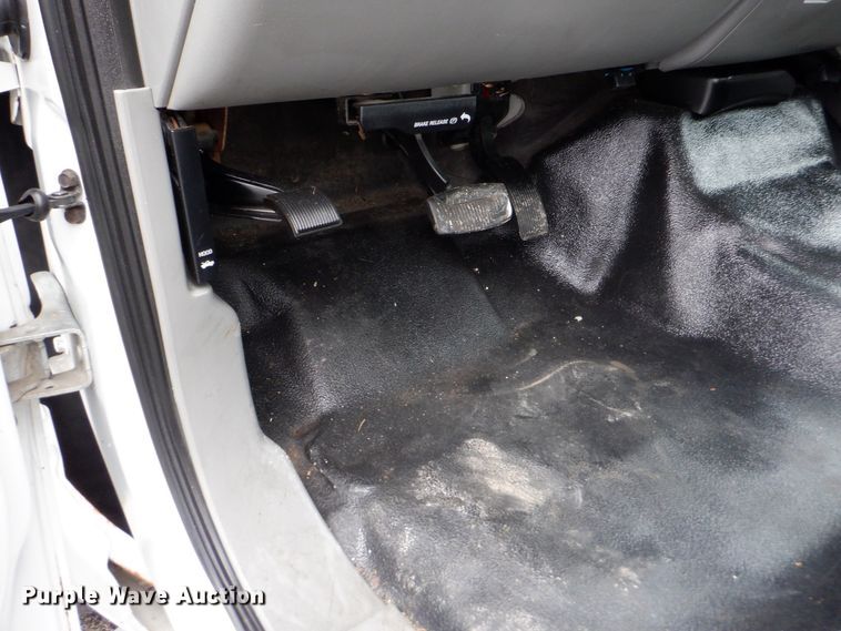 image for item DH1060 2006 Ford F350 Super Duty XL  SuperCab flatbed pickup truck