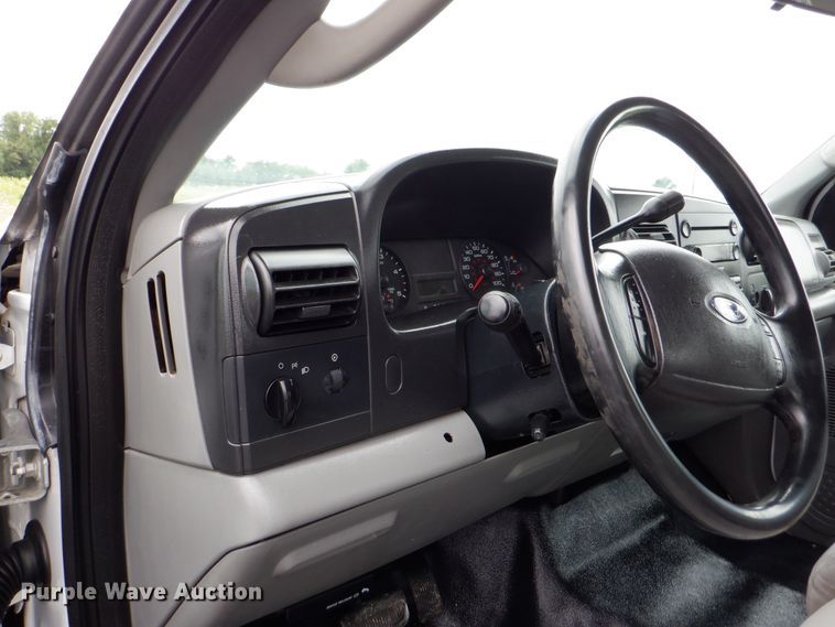 image for item DH1060 2006 Ford F350 Super Duty XL  SuperCab flatbed pickup truck