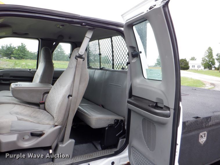 image for item DH1060 2006 Ford F350 Super Duty XL  SuperCab flatbed pickup truck