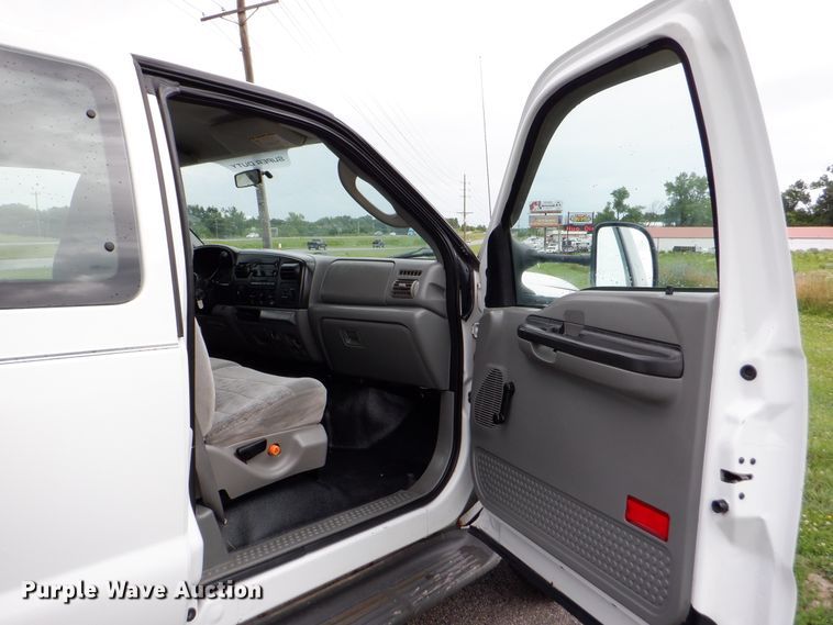 image for item DH1060 2006 Ford F350 Super Duty XL  SuperCab flatbed pickup truck