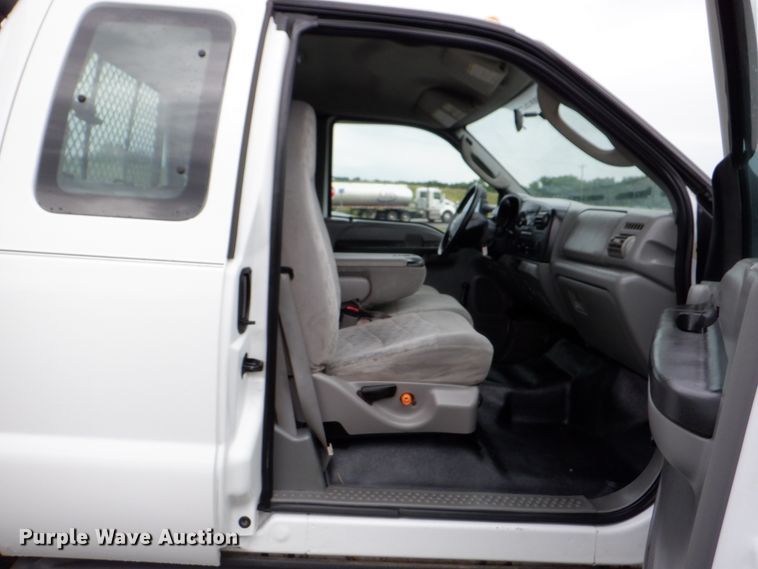 image for item DH1060 2006 Ford F350 Super Duty XL  SuperCab flatbed pickup truck