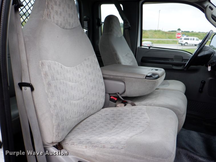 image for item DH1060 2006 Ford F350 Super Duty XL  SuperCab flatbed pickup truck