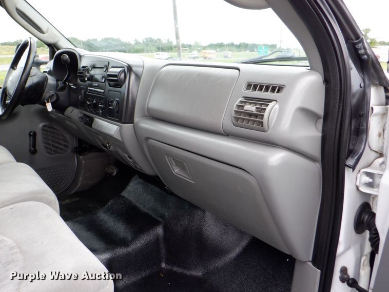 image for item DH1060 2006 Ford F350 Super Duty XL  SuperCab flatbed pickup truck