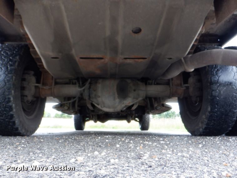 image for item DH1060 2006 Ford F350 Super Duty XL  SuperCab flatbed pickup truck