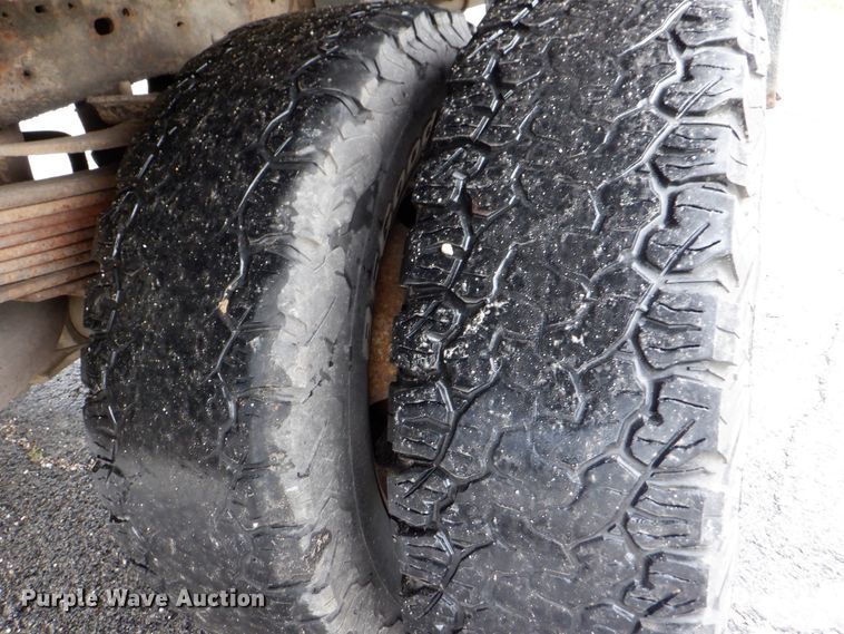 image for item DH1060 2006 Ford F350 Super Duty XL  SuperCab flatbed pickup truck