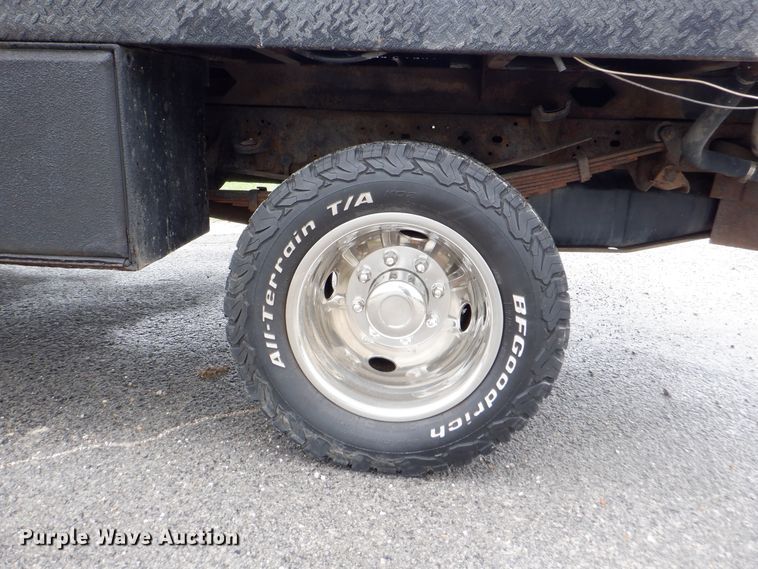 image for item DH1060 2006 Ford F350 Super Duty XL  SuperCab flatbed pickup truck