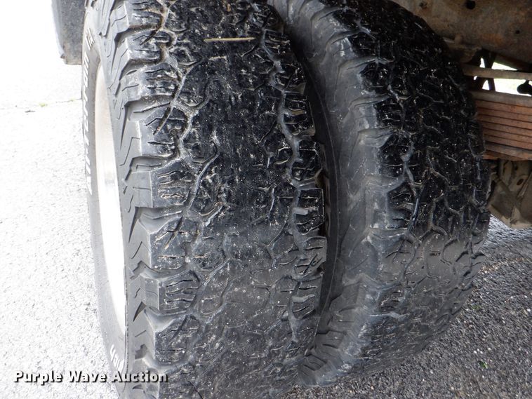 image for item DH1060 2006 Ford F350 Super Duty XL  SuperCab flatbed pickup truck