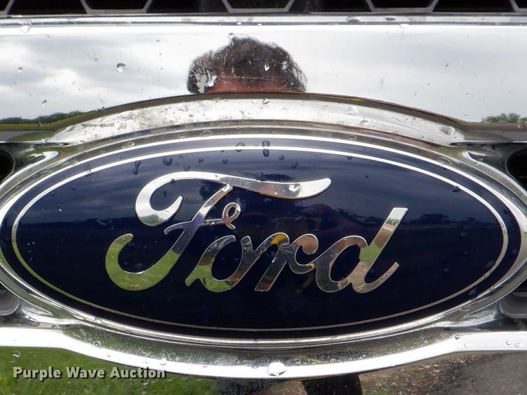 image for item DH1060 2006 Ford F350 Super Duty XL  SuperCab flatbed pickup truck