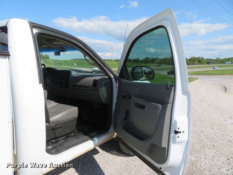 image for item DI2183 2011 Chevrolet Silverado 2500HD  utility bed pickup truck