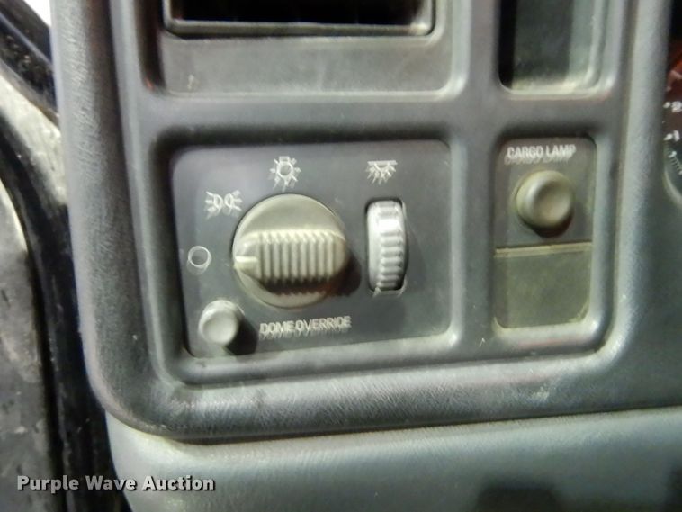 image for item DI5250 2002 Chevrolet Silverado 3500  flatbed pickup truck