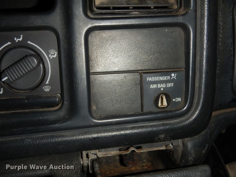 image for item DI5250 2002 Chevrolet Silverado 3500  flatbed pickup truck