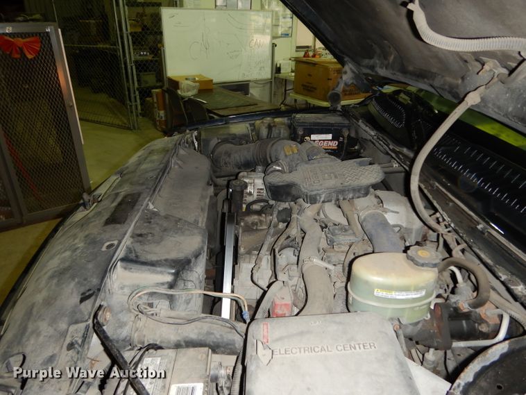 image for item DI5250 2002 Chevrolet Silverado 3500  flatbed pickup truck