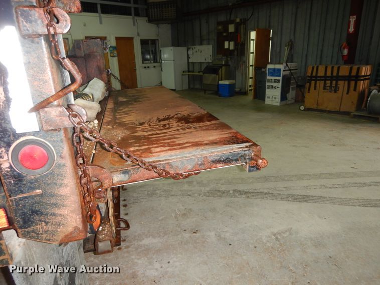 image for item DI5250 2002 Chevrolet Silverado 3500  flatbed pickup truck