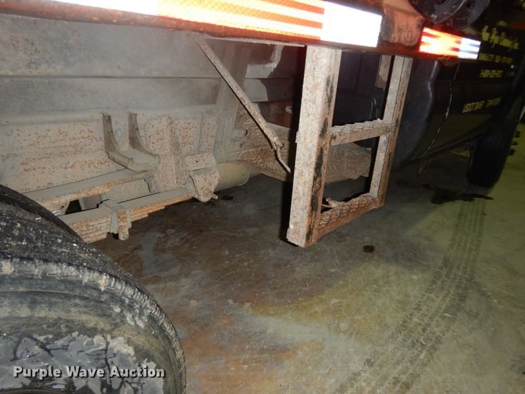 image for item DI5250 2002 Chevrolet Silverado 3500  flatbed pickup truck