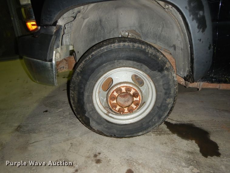 image for item DI5250 2002 Chevrolet Silverado 3500  flatbed pickup truck