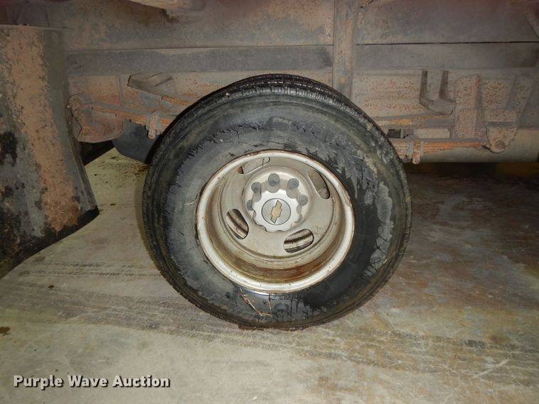 image for item DI5250 2002 Chevrolet Silverado 3500  flatbed pickup truck