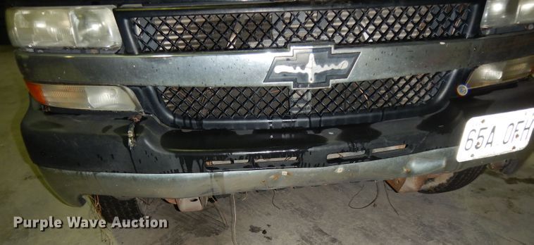 image for item DI5250 2002 Chevrolet Silverado 3500  flatbed pickup truck