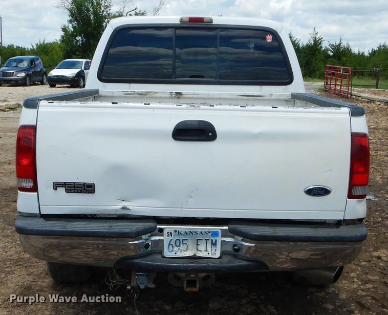 image for item DJ3461 2004 Ford F250 Super Duty  Crew Cab pickup truck