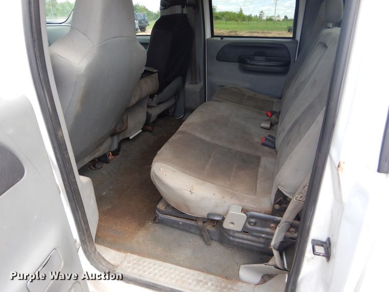 image for item DJ3461 2004 Ford F250 Super Duty  Crew Cab pickup truck