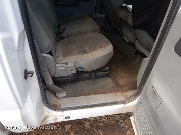 image for item DJ3461 2004 Ford F250 Super Duty  Crew Cab pickup truck