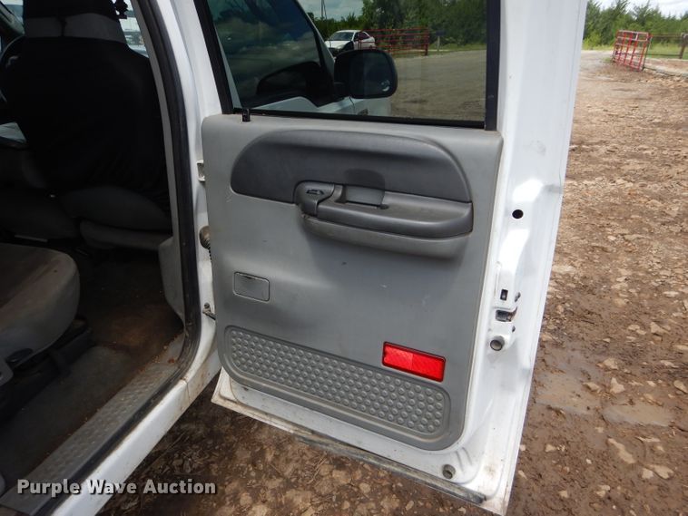 image for item DJ3461 2004 Ford F250 Super Duty  Crew Cab pickup truck