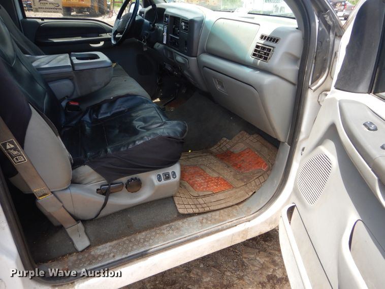 image for item DJ3461 2004 Ford F250 Super Duty  Crew Cab pickup truck