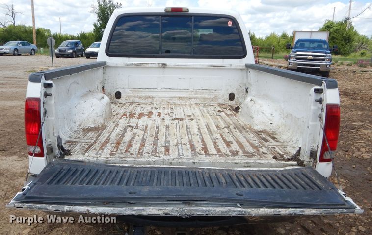 image for item DJ3461 2004 Ford F250 Super Duty  Crew Cab pickup truck