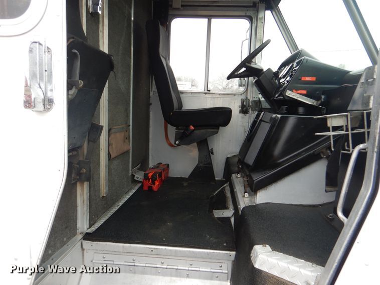 image for item GF9137 2006 Freightliner MT45 delivery truck