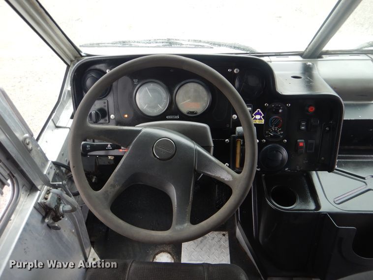 image for item GF9137 2006 Freightliner MT45 delivery truck