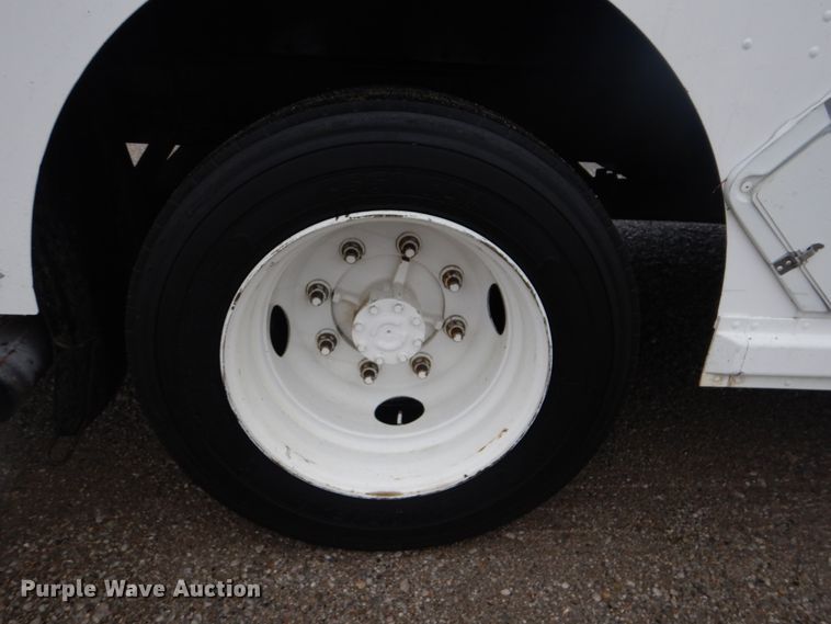 image for item GF9137 2006 Freightliner MT45 delivery truck