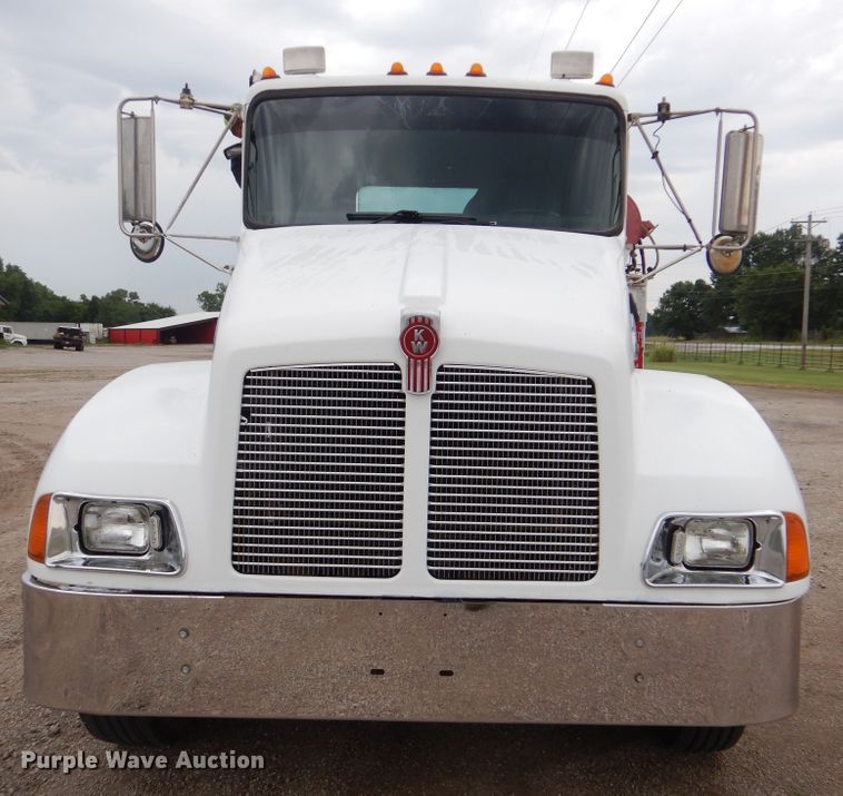 image for item GM9064 2001 Kenworth T300  service truck