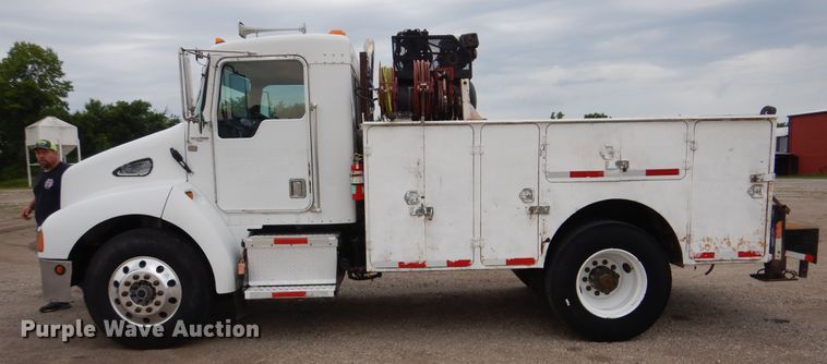 image for item GM9064 2001 Kenworth T300  service truck