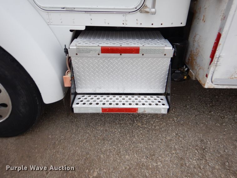 image for item GM9064 2001 Kenworth T300  service truck