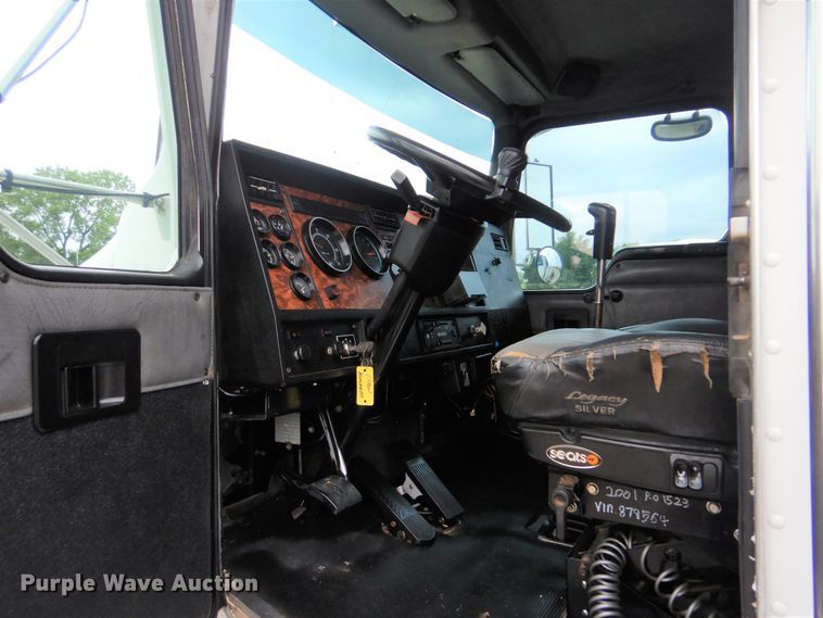 image for item GM9064 2001 Kenworth T300  service truck